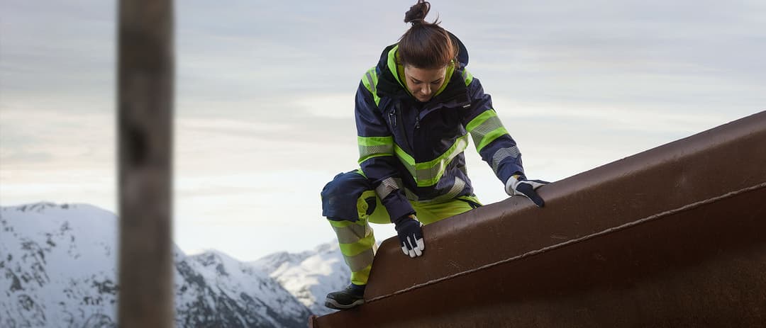 woman_hivis_7197_1680x720